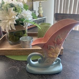 Vintage Hull Pottery - Beautiful Cornucopia Vase